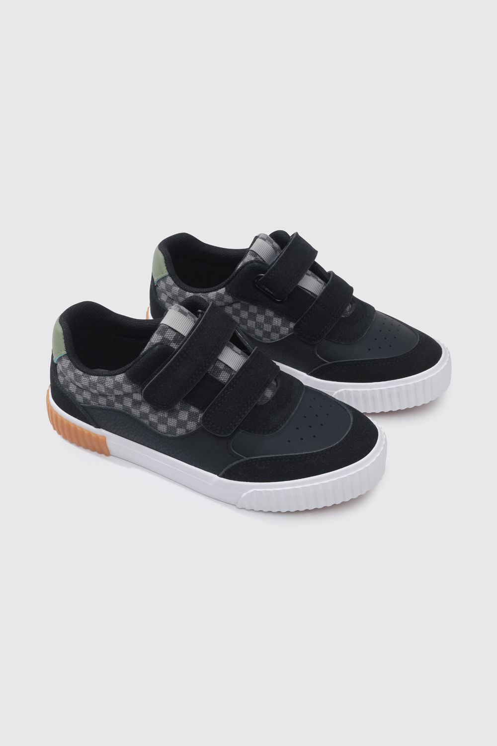 Zapatilla Urbana Negra Lifestyle para niño capellada